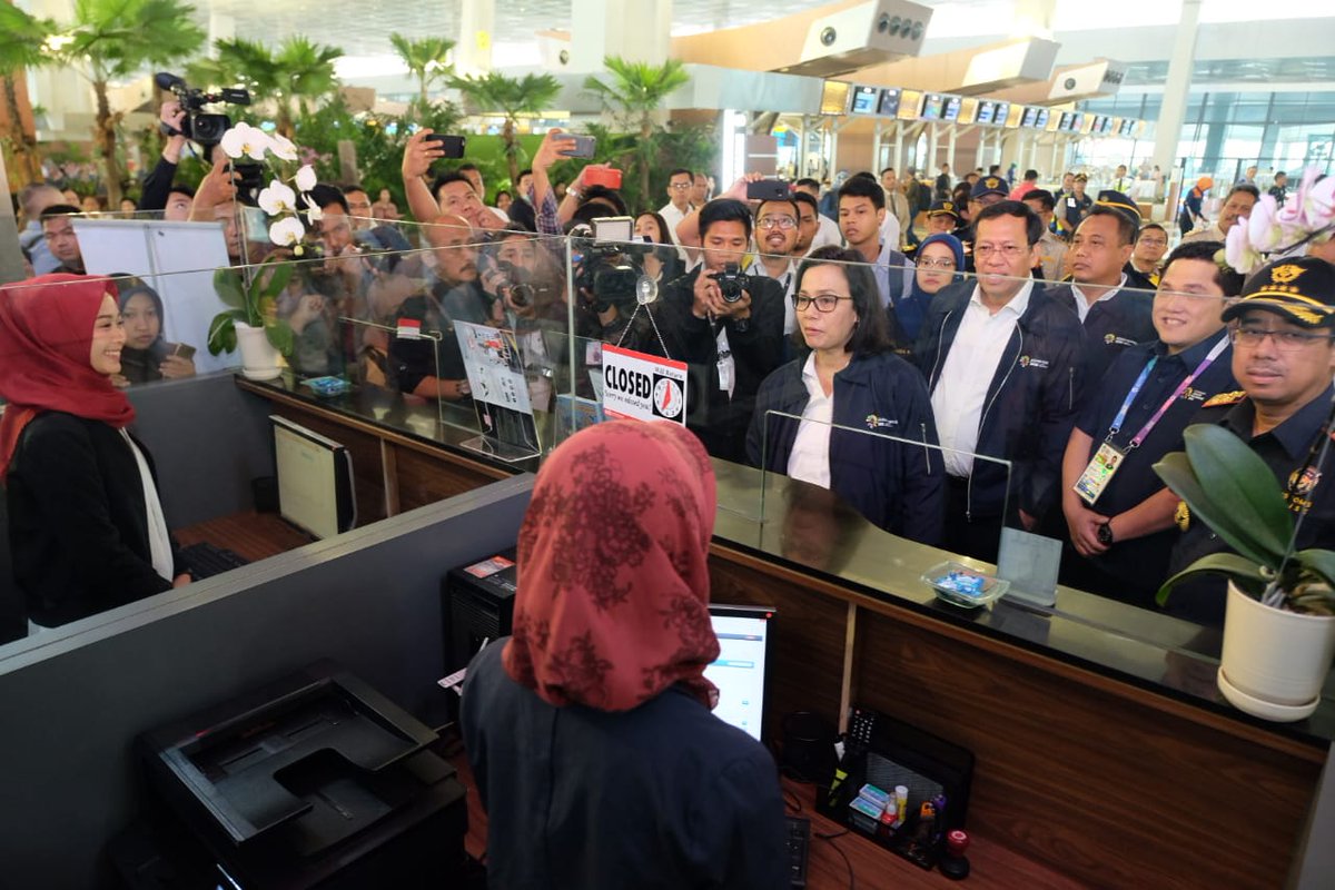 DitjenPajakRI's tweet photo. #LIVE #MenkeuSMI mengunjungi counter VAT Refund  di Terminal 3 Bandar Udara Internasional Soekarno Hatta.

Dalam kunjungan yang merupakan bagian peninjauan layanan #AsianGames2018 ini #MenkeuSMI berpesan agar para petugas VAT Refund bekerja maksimal dalam melakukan pelayanan. https://t.co/kcqgKizXof