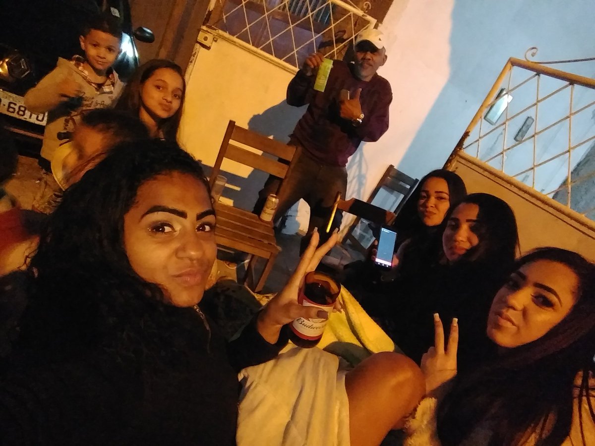 CarolGustavinho's tweet photo. Estamos aqui ainda, #Familiaaa 🍻♥️ https://t.co/5SPDYWnYhe