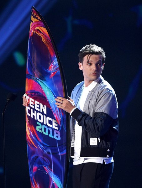 WhyLarryIsReal's tweet photo. HELLO? FUCKING HELLO/ I WOUDL DIE FOR THAT ONE HAIR. I WOULD DIE FOR THIS HAIR. I WOULD DIE. I WILL DIE RIGHT NOW. TRIPLE DOG DARE ME TO DIE. RIGHT HERE. RIGHT NOW. I WILL DO IT. JUST WATCH ME. https://t.co/WzZgm3iDef