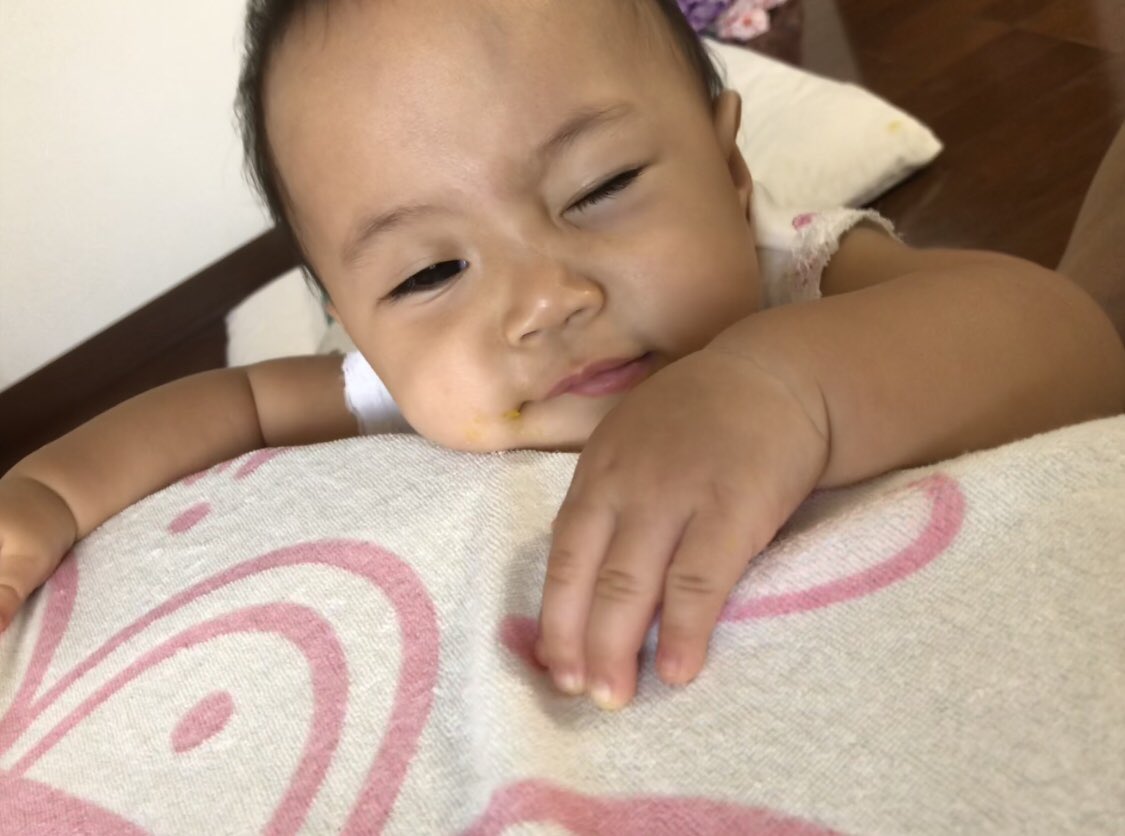 31572383's tweet photo. 掴まり立ちしてる途中疲れて机にほっぺたのせてちょっと休憩してる娘ちゃんも最高に可愛いし何してもほんと可愛い可愛いしか言えないくらい可愛い… https://t.co/0ixcv54IL8