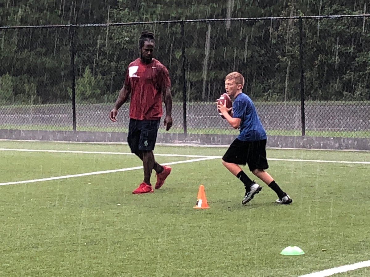 Braden_Atkinson's tweet image. Had a great session today with Coach Rack of @FullPotentialNc. Working to improve my footwork and speed. Thank you Coach!
@RRACKLEY9 @NYFO11 @carolina_bowl @FBUcamp