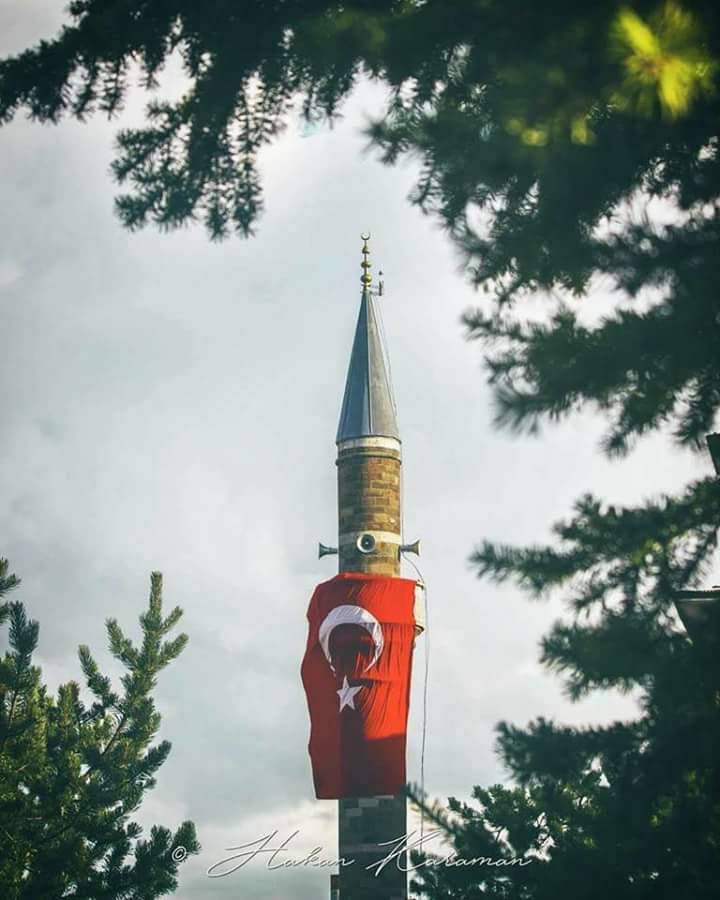 İmanına, ezanına, bayrağına, vatanına, 
Kur’an’ına sevdalı olan bu aziz milleti, ezansız, vatansız, bayraksız bırakma Allahım!