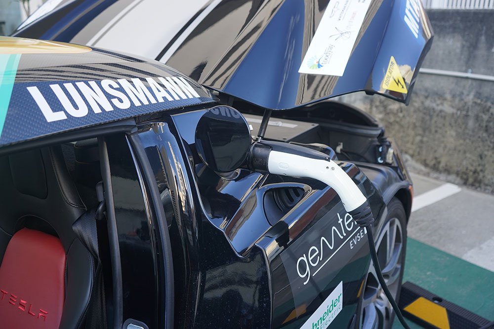 westernpowerwa's tweet image. This beast was the first #electricvehicle of its kind to complete @fia tarmac event in Australia as part of @qtwrally over the weekend. Overnight #gridpowered 200kWh. Great effort from the team to show the power of #EVs | More on EVs: goo.gl/xomjSP