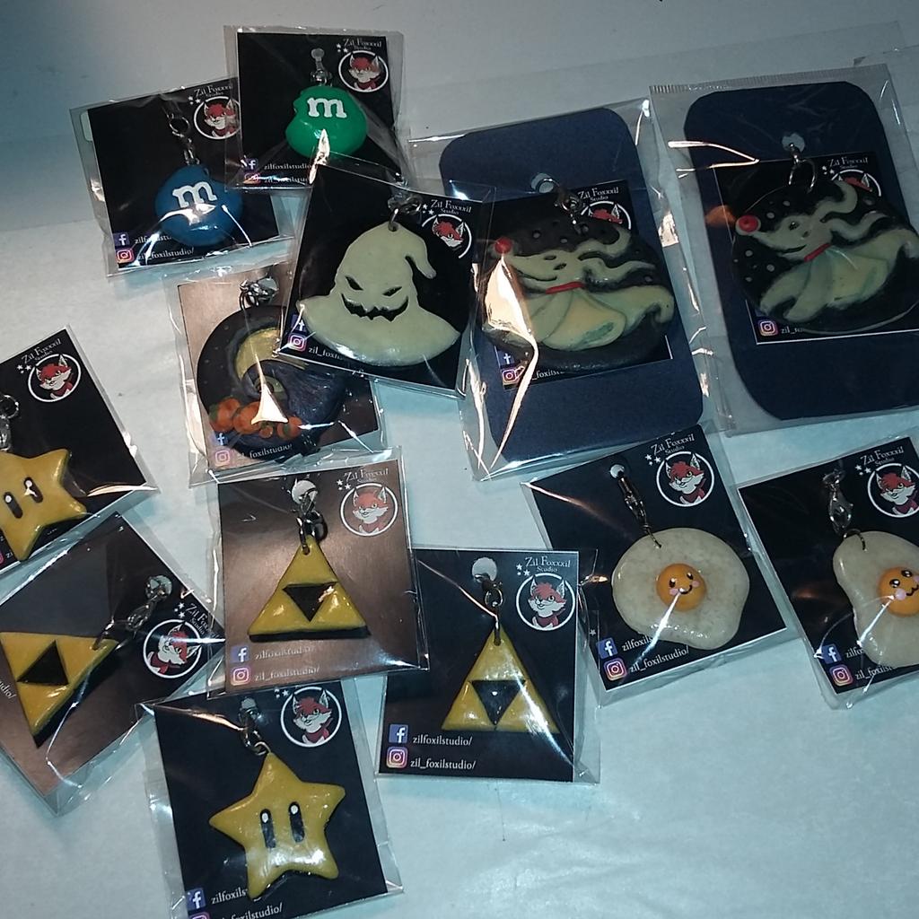 Refilling my store 😉
#zilfoxxxil #charms #polymerclay #sculpeyclay #store #thenightmarebeforechristmas #starman #triforce #zelda #mariobros  #cutefoodcharms #glowindarkclay #lovemywork