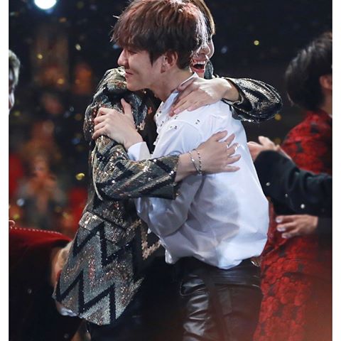 mercyyyonmeee's tweet photo. Hug Hug Hug ❤❤ break the haters and new kpopies ㅋㅋ
ㅋ #BTS #BTSARMY #EXO #EXOL #BTSEXO https://t.co/ZoW6GHeyNd