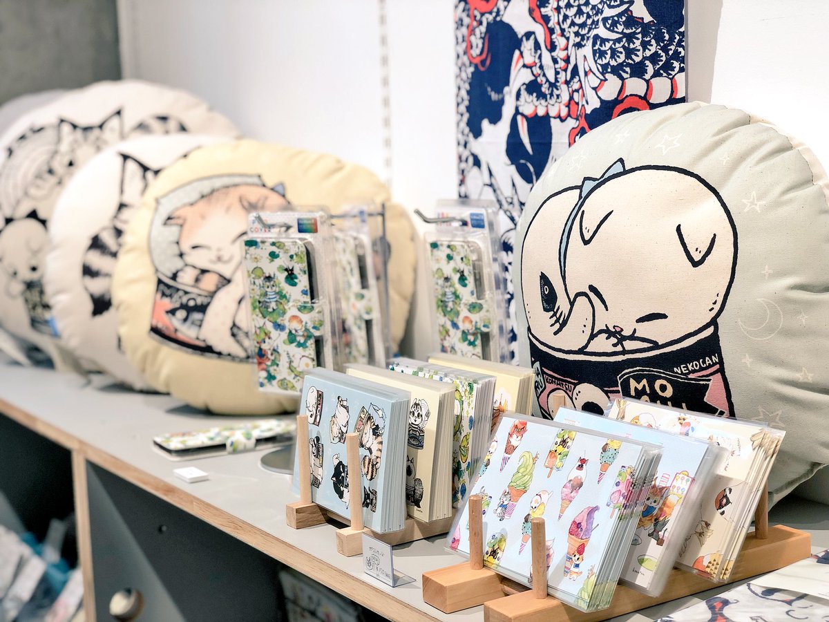 FEWMANY銀座ロフト店にて、こなつの個展開催中です。新商品のポストカードやクッションや名刺ケースなど他にもいろいろグッズを販売しております!8月15日まで開催しています。ぜひお立ち寄り下さい!
https://t.co/vyDodrbRkb 