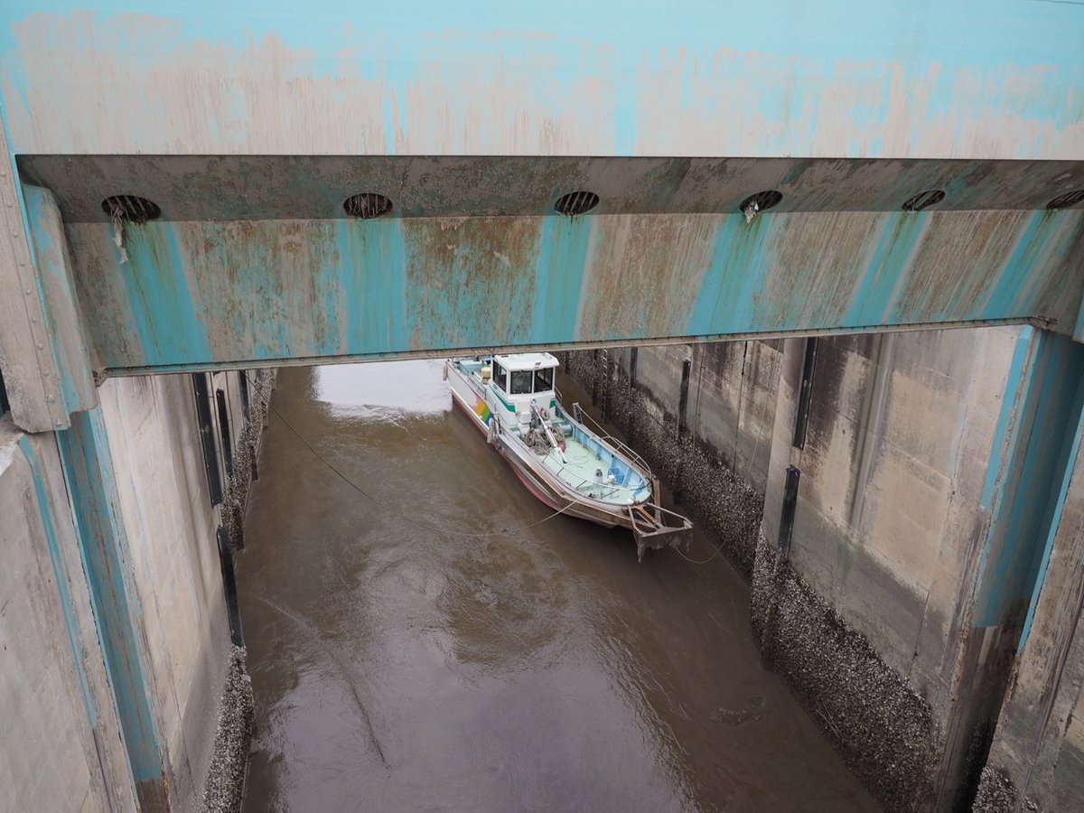 八馬智 六角川河口堰の閘門に係留 しているガタ土除去船
