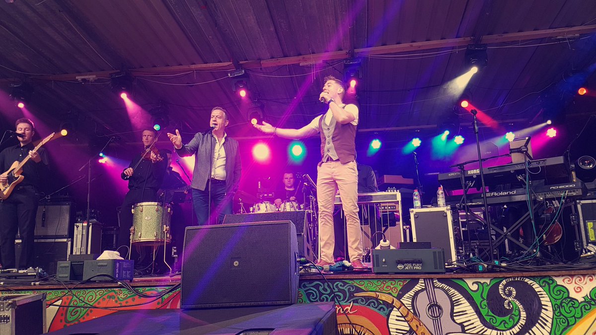 EimearBoggs97's tweet photo. For my 1st time going to Clonmany i can 100% say Clonmany street is hard to beat🎉 @bazkirwan & @DominicKirwan always know how to put on a brill show from beginning to end! The crowd loved them they were singing, jiving& dancing the night away 💙🎉 #Clonmany #upthejive #writethis https://t.co/Jesp7YYNxw
