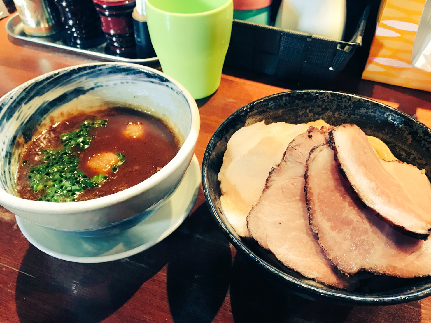 けんたろス たろサク兄弟 麺や而今 じこん 大阪でつけ麺食べログランキングno1 11時オープンやけど10時分に到着 既に1組先客 俺の中つけ麺ランキング１位になりました 帰り並び半端なかった つけ麺はスープ無くなり次第終了みたい すぐなくなって