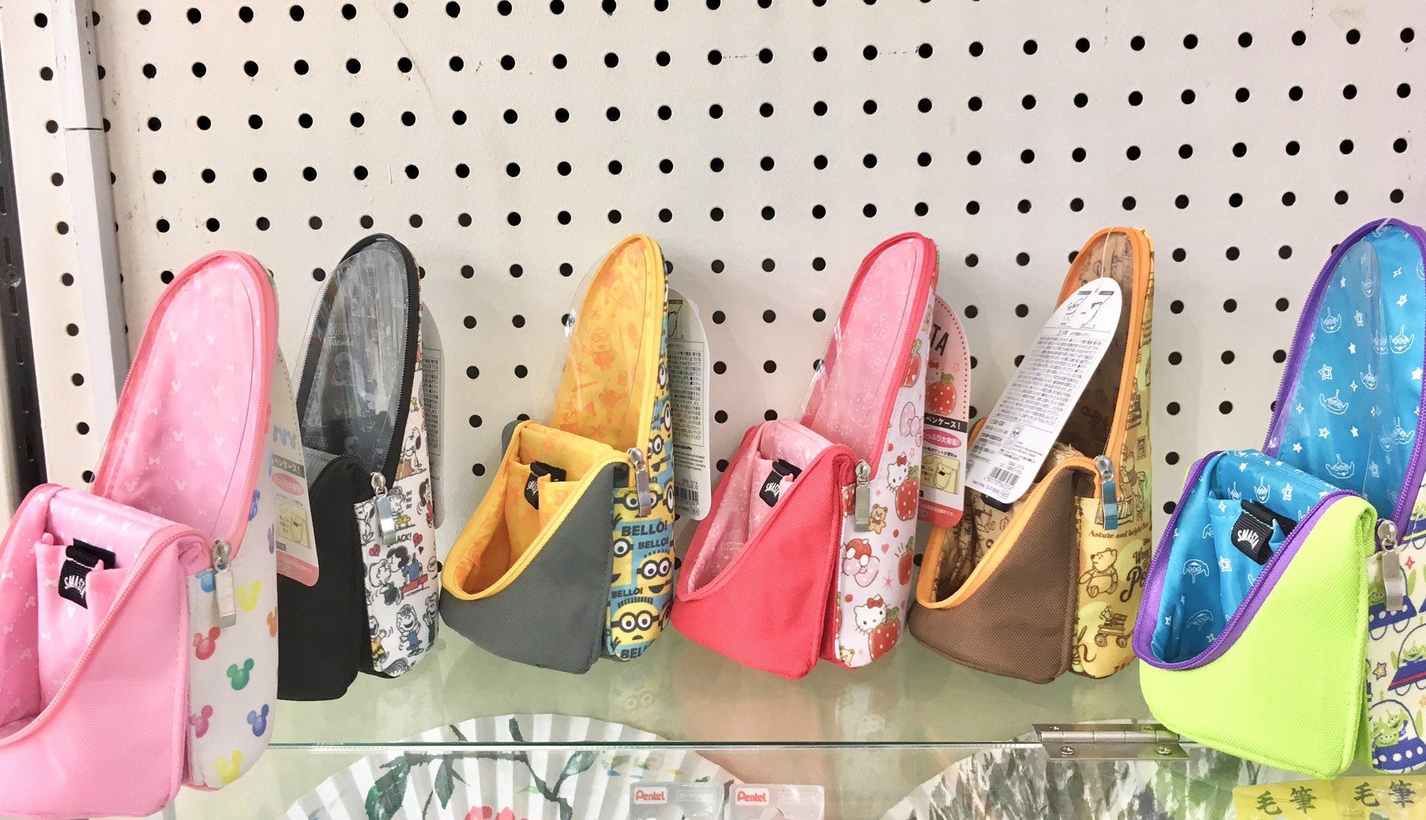 ハンズ渋谷店 立つペンケースで大人気のsma Staにディズニーやスヌーピー ハローキティなどのキャラクターデザインが入った新商品が発売されました 内側にもイラストがあるので楽しみも2倍です サンスター sma sta キャラクターコラボ ハンズ渋谷店 立つペンケースで大人気のsma Staにディズニーやスヌーピー ハローキティなどのキャラクターデザインが入った新商品が発売されました 内側にもイラストがあるので楽しみも2倍です サンスター sma sta キャラクターコラボ