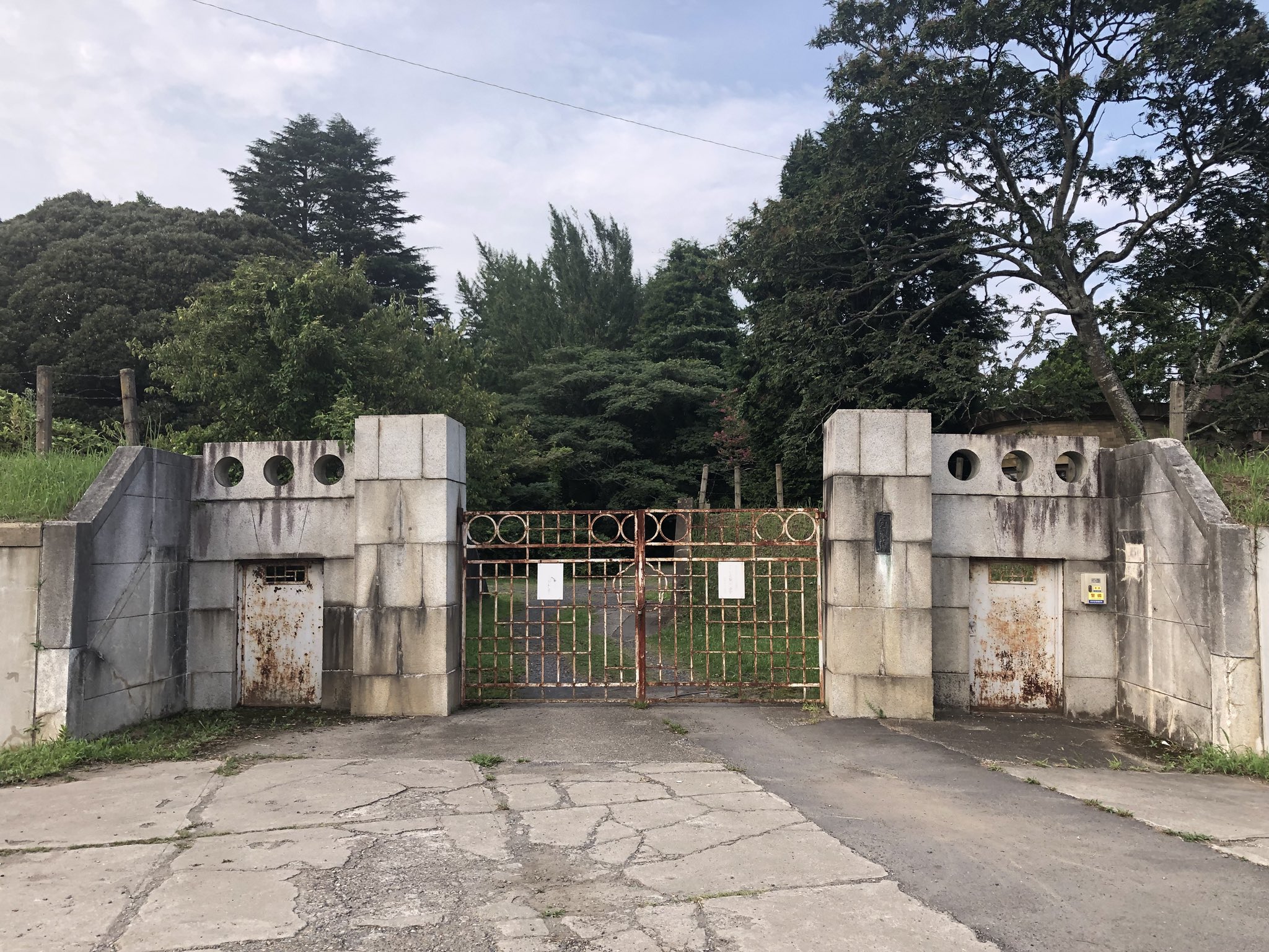 すずき カメラを止めるな のロケ地 水戸の芦山浄水場に来た 水道局に聞くと 中に入るのはダメだけど 外から撮るのはokとのことなので ぐるりと回ったら 良い感じに寂れた廃墟だった 3月の水戸市主催 特撮 映画ロケ地ツアーでは中に入れたみたい