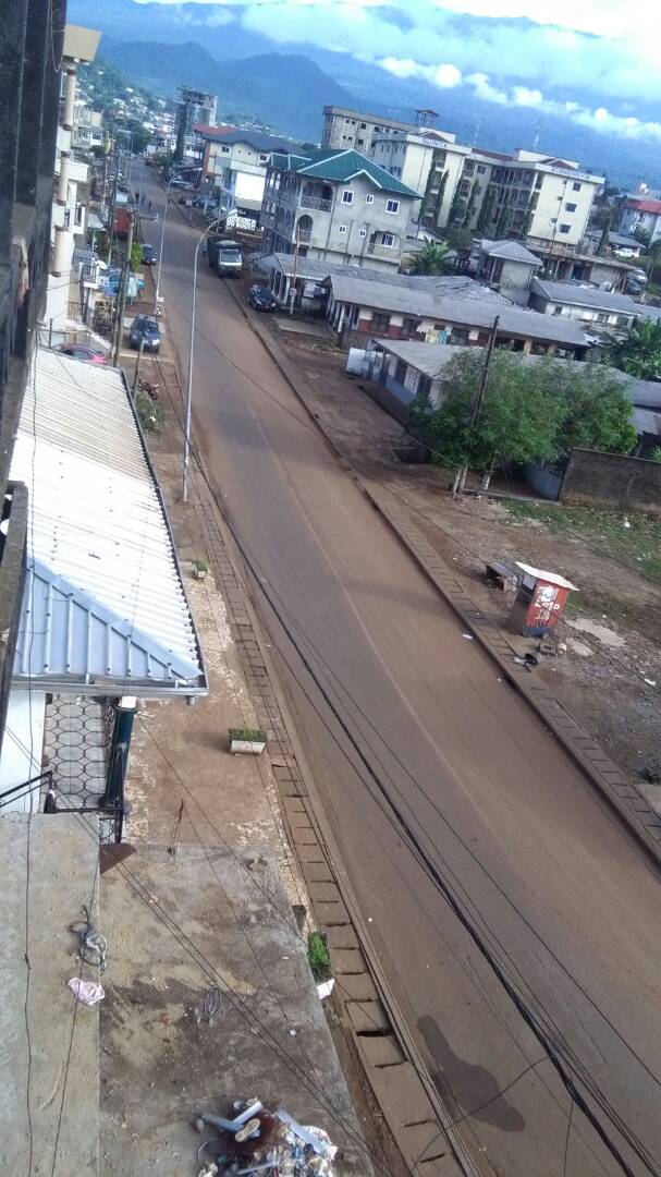 MimiMefoInfo's tweet photo. Buea, Limbe in pictures!
Ghost town intensifies with businesses, banks shut down
Drivers and car owners in Buea have parked their vehicles and are indoors. Movement is paralysed
A similar atmosphere reigns in neighbouring Mutengene,Tiko,Limbe, Kumba and other parts of SW and NW https://t.co/XIlybeULX8