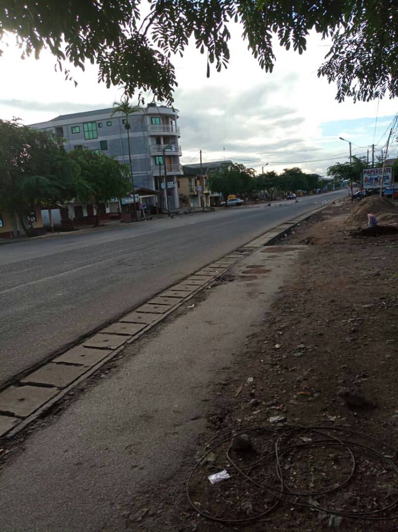 MimiMefoInfo's tweet photo. Buea, Limbe in pictures!
Ghost town intensifies with businesses, banks shut down
Drivers and car owners in Buea have parked their vehicles and are indoors. Movement is paralysed
A similar atmosphere reigns in neighbouring Mutengene,Tiko,Limbe, Kumba and other parts of SW and NW https://t.co/XIlybeULX8