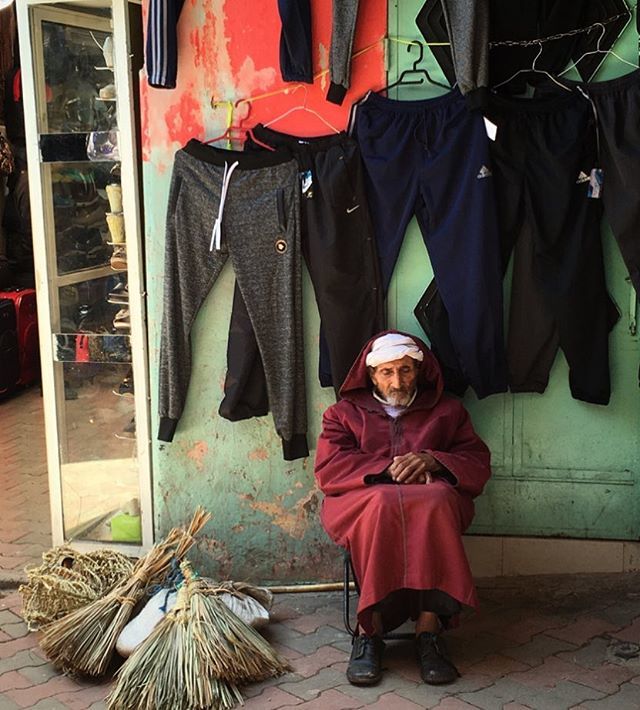 Sleepy man selling wares in Morocco.
#streetlife #moroccanmarket #streetmarket #traditionalclothing #streetfashion #streetphotography #streetselling #photography #candidphotography #weeklymarket #larusi #larusirugs ift.tt/2MILium