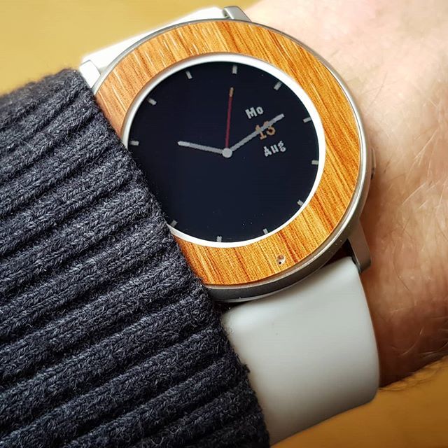 pebblestyle's tweet photo. "Thin" #Watchface by @chris_dl on #PebbleTimeRound with a @getGadgetWraps wood skin and white silicone #watchband: https://t.co/1yBJcWDQ8O https://t.co/nQlLI4stOL