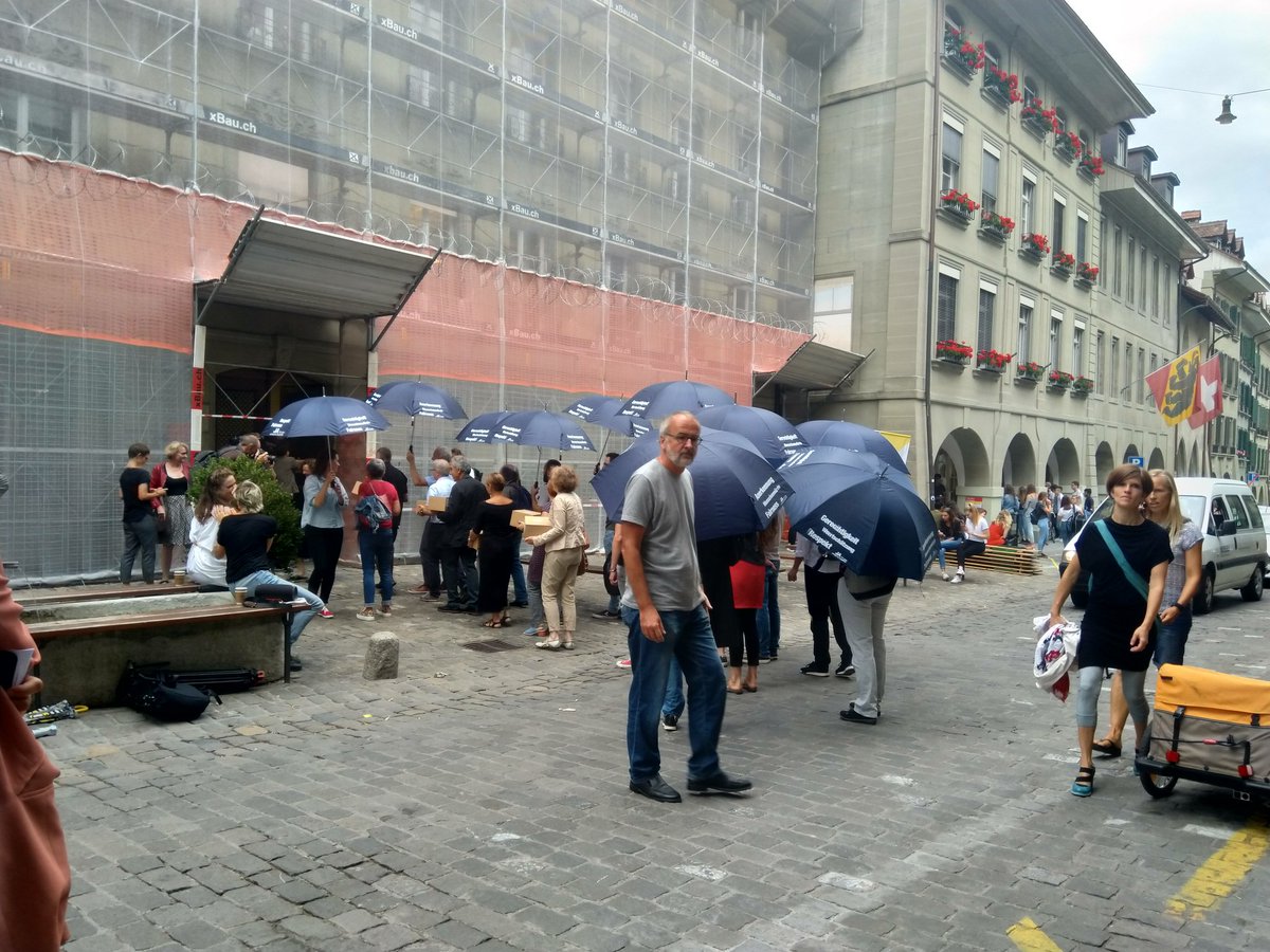 Habe mit <a href="/barbarastrst/">Barbara Streit-Stettler</a> die @jevp_ch und die <a href="/evppev_be/">EVP Kanton Bern</a> bei der Einreichung  des Volksvorschlags für wirksame Sozialhilfe vertreten.
Ja zu Menschenwürde!