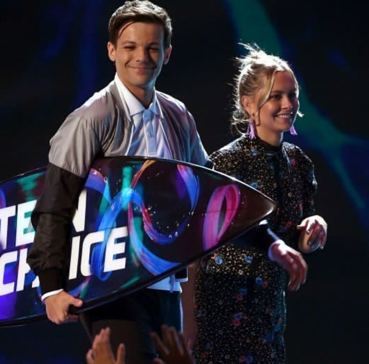 AddictedtoStyl3's tweet photo. Louis looks so happy and pure ,he deserves to win https://t.co/vyRTMsMpX3