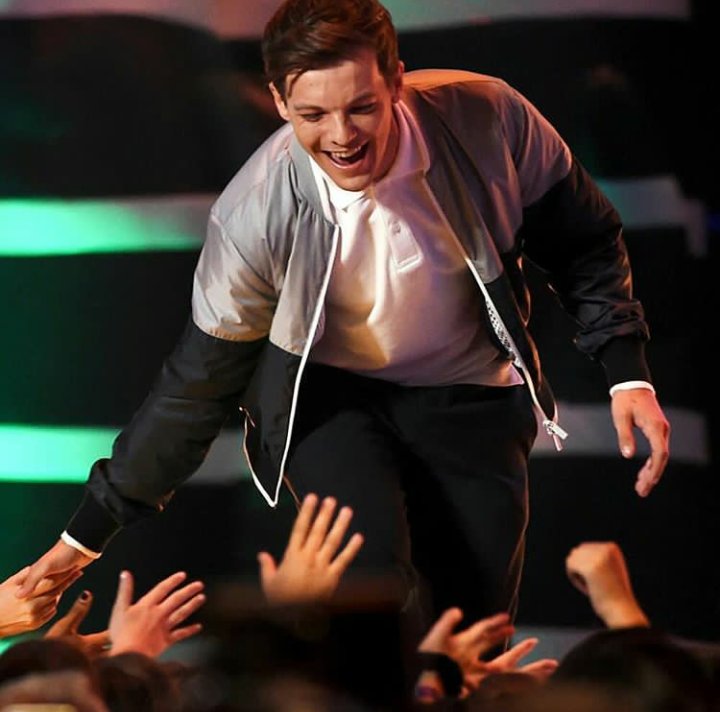 AddictedtoStyl3's tweet photo. Louis looks so happy and pure ,he deserves to win https://t.co/vyRTMsMpX3