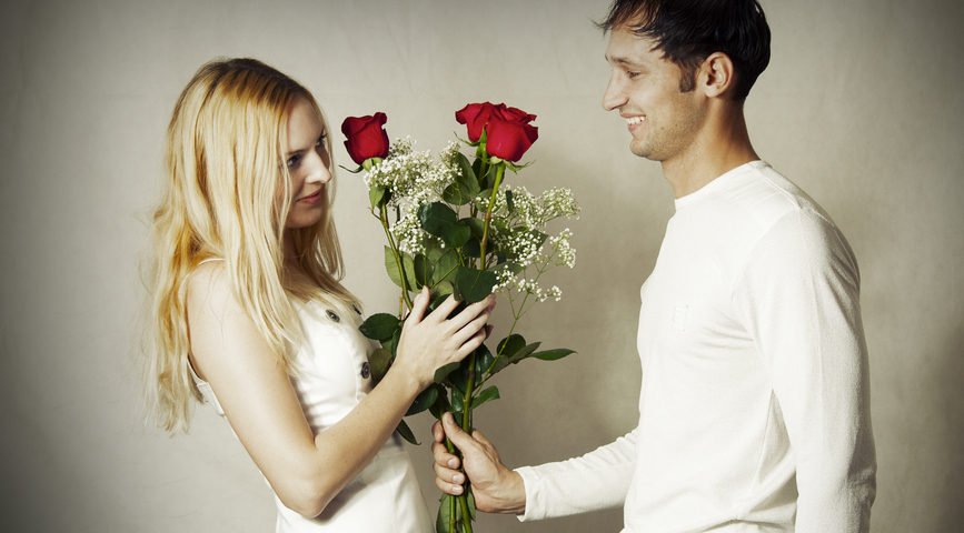 Мужчина дарит цветы женщине. Мужчина дарит букет цветов женщине. Офигенный букет цветов. Парень с букетом. Мужчина дарит цветы.