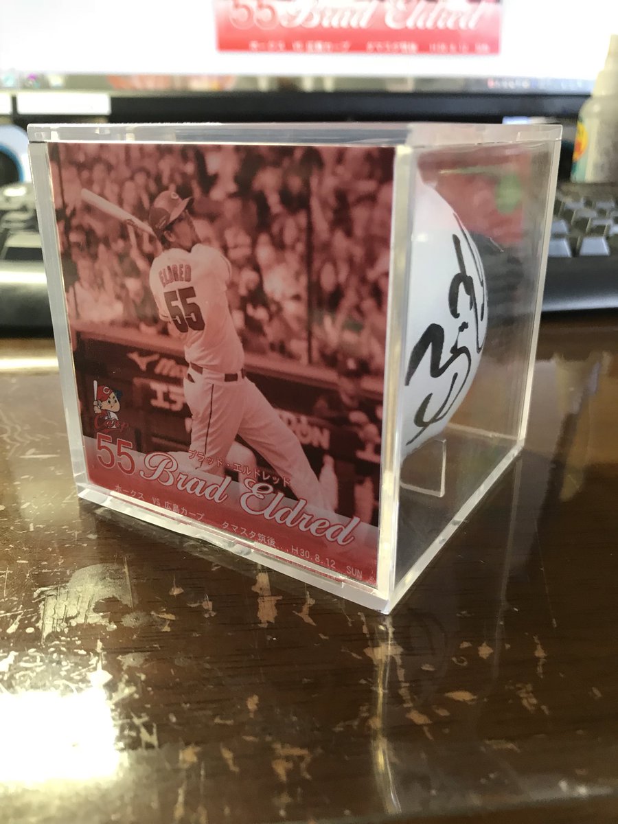 burton0318's tweet photo. 昨夜ソフトバンクホークスvs広島のファームの試合をタマスタ筑後に観に行って、野球部の息子が中村奨成からサインをもらいたいと出待ちして居たら、エルドレッドがサインしてくれた！
中村奨成はサイン禁止なのかな？誰にもせずバスの中へ。

サインボールはきちんとケースに入れて保管します！ https://t.co/RGeyl03BG6
