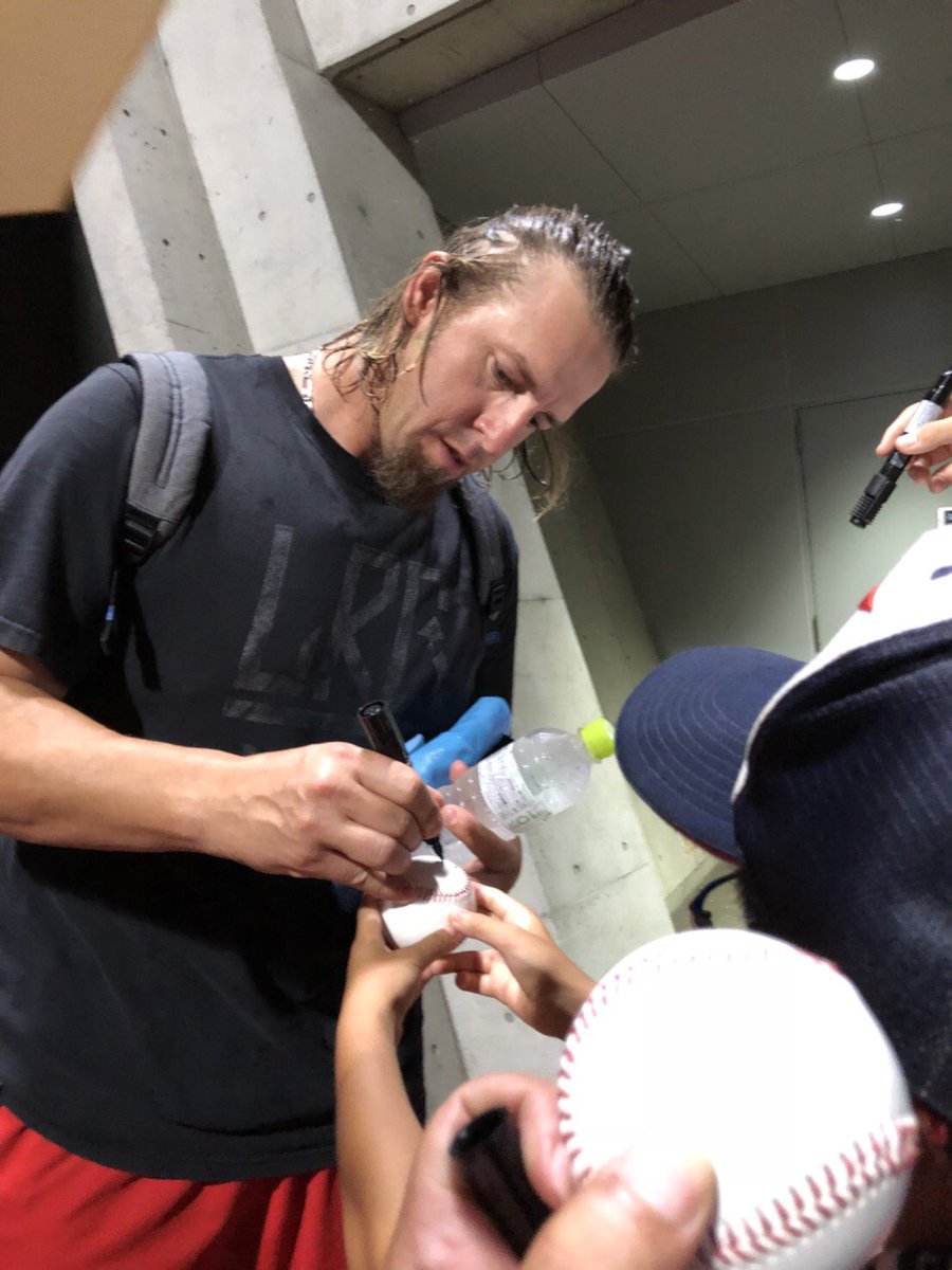 burton0318's tweet photo. 昨夜ソフトバンクホークスvs広島のファームの試合をタマスタ筑後に観に行って、野球部の息子が中村奨成からサインをもらいたいと出待ちして居たら、エルドレッドがサインしてくれた！
中村奨成はサイン禁止なのかな？誰にもせずバスの中へ。

サインボールはきちんとケースに入れて保管します！ https://t.co/RGeyl03BG6