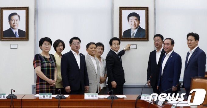 moonlove9804's tweet image. 문재인 당대표 이실때
김한길,안철수,박지원,동교동계
탈당 한다고
언론이 민주당 망할 거라고
떠들었는데?

민주당 망했나요?
문프는 대통령 당선 되셨습니다!

지금 우리당 민주당의 거악은
낙지사와 그패거리들 입니다!
하루속히 출당 시키고
선명정당으로 재정비 하는것이
민주당 혁신 입니다!