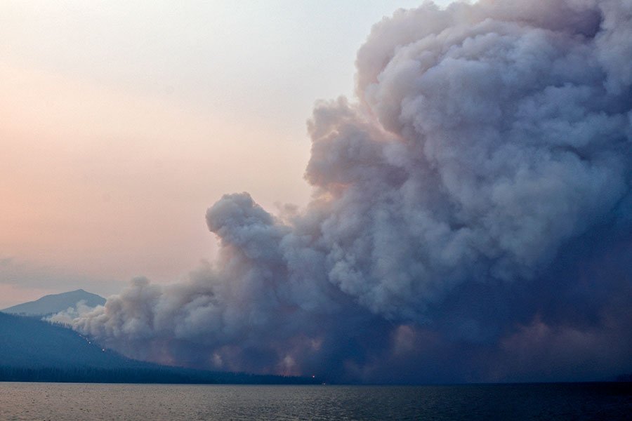 jfranz88's tweet photo. PHOTOS: The Howe Ridge Fire in @GlacierNPS exploded late Sunday forcing the evacuation of the Lake McDonald Lodge area and the closure of the Going-to-the-Sun Road #MTnews #MTfire https://t.co/IlNyDgCCKT https://t.co/D0Ihk1IHQn