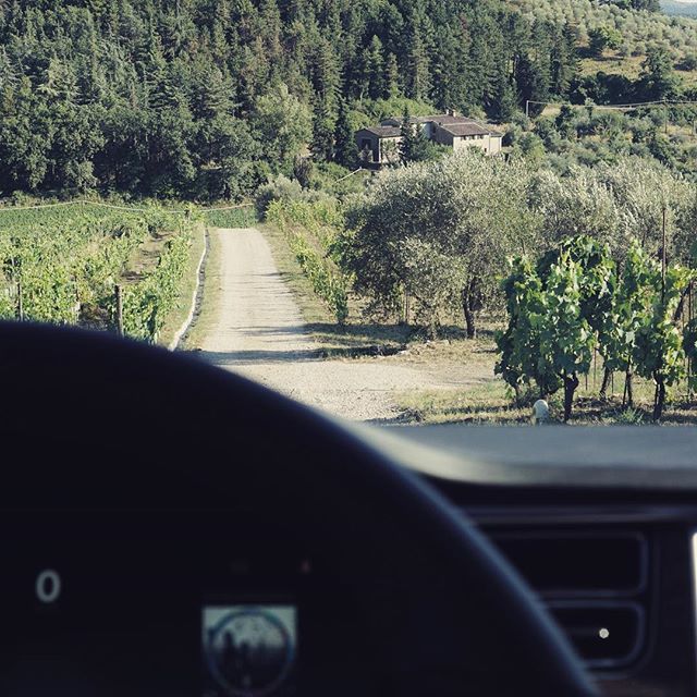 weinkrake's tweet photo. Deeper into wine. Approaching next stop…
.
.
.
.
.
#instawine #wine #wineblogger #chianticlassico #winejournalist #sangiovese #chianti #tuscany #italy #riecine #igerschianti #winelover #winecountry #vineyard #wein #supertuscan #italianwine #instagood @riecine1971 https://t.co/tbMAS3nB4U