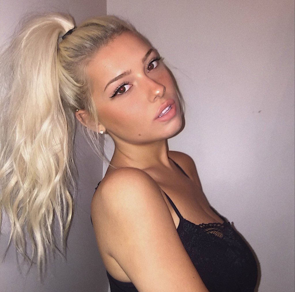 catedvnlap's tweet image. if this tweet gets 100 RTs / likes I’ll dm this absolutely gorgeous woman who shares similar interests with me, is single &amp;amp; who retweeted my tweet about being in love with her !