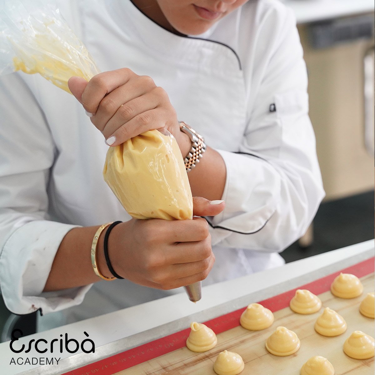 escribaacademy's tweet photo. Alumne de l’Escribà Academy treballant la massa de pasta chus amb Marc Rodellas 
-
#escribaacademy #marcrodellas #chocolate #xocolata #pastisseriaescriba #christianescriba #cursosescriba #pastachus https://t.co/v0wDVPTnVD