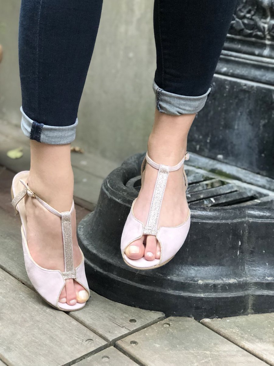 DMUS_Paris's tweet image. Nos sandales et nos mules sont encore disponibles ! Personnalisable à souhait, c'est la paire qu'il vous faut ! 🧡

Livrées en 3 semaines maximum pour le prix de 180€. 💥

Pour plus d'infos 👉 buff.ly/2vYAr8w