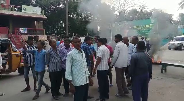 NandighoshaTV's tweet image. Road blockade by Residents of 3 panchayats demanding proper drainage system at Barapada, Bhadrak. #RoadBlockade #Drainage #Odisha