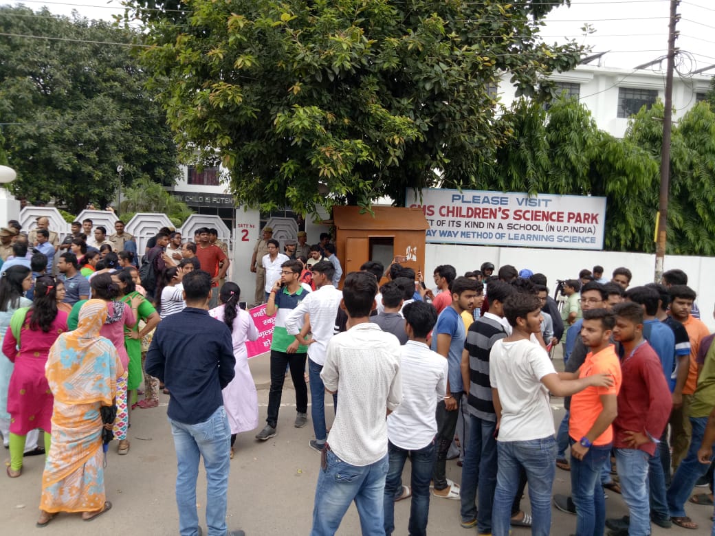 mediaamantra's tweet photo. लखनऊ -अलीगज के @cmslucknow स्कूल के सामने छात्र व उनके परिजन भारी संख्या में पहुँचकर रोड पर कर रहे प्रदर्शन, @lucknowpolice की लाठीचार्ज का विरोध स्वरूप प्रदर्शन कर रहे है,कई थानों की पुलिस मौके पर। @CMOfficeUP @UPGovt @drdineshbjp @adgzonelucknow #jagdishgandhi #CMSRapeCase https://t.co/eNB1VEwx8C