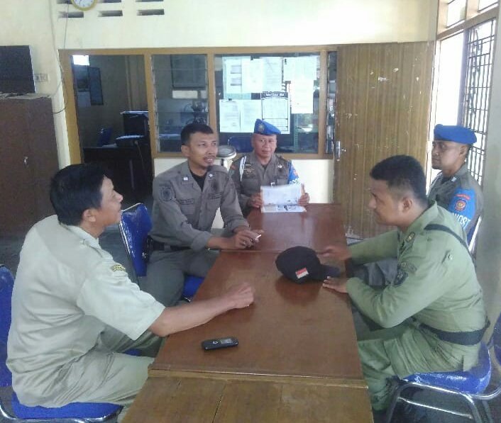 SatpolPPBatang's tweet photo. Anggota satpol PP koordinasi dengan kelurahan Denasriwetan untuk menindak lanjuti laporan warga tentang oknum pengemis yang meresahkan warga https://t.co/NhSAMj5lsu