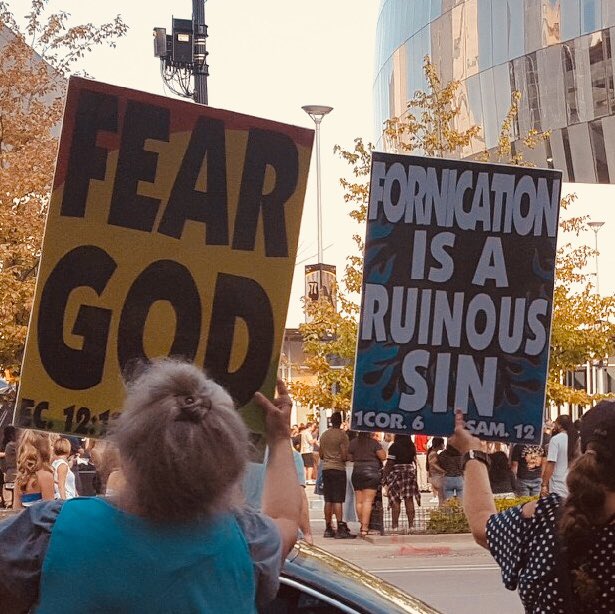 furchte_gott's tweet photo. Bei #Drake Konzert #sprint in KCMO, wo Gott eine Tür der Äußerung geöffnet hat, um das Geheimnis Christi zu sprechen, Col.4: 3. - KJV Tausende sehen heute Worte der Hoffnung. Vielleicht wird Gott das Herz einer Seele erweichen und ihn vor dieser unglücklichen Generation retten. https://t.co/IIlM6s12c8