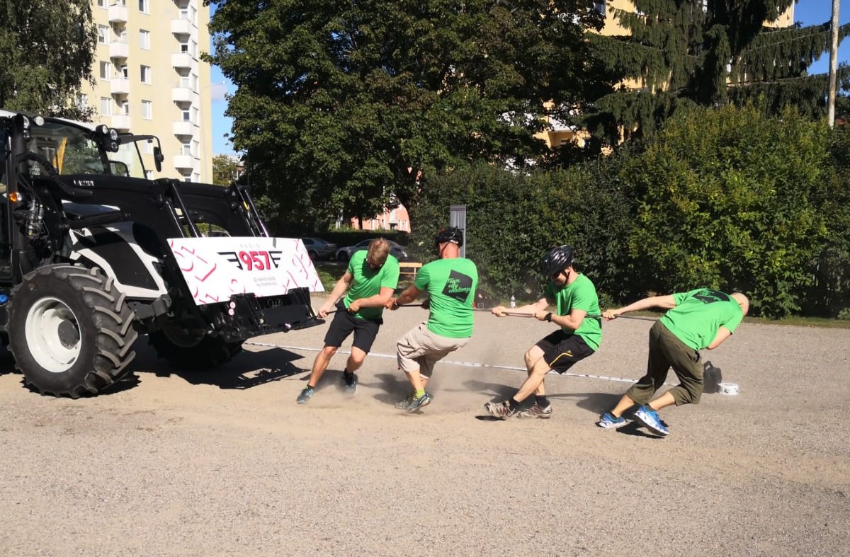 BitwiseOy's tweet photo. Viikonloppuhommina liimaliuku, tractor pulling, kuplapallokeilaus - Team Bitwiserit painivat lauantaina #teamcitychallenge'n parissa ja sijoittuivat neljänneksi firmasarjassa! #bitwise #bitwiser #tiimi #teamcitychallenge2018 https://t.co/ZZXgXs1rh8