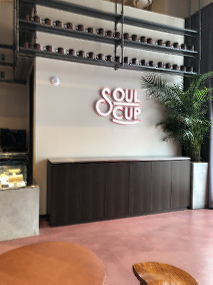 incredible_wang's tweet photo. รีวิว soulcup ร้านโอเคเลยอ่ะ บรรยากาศใช้ได้ แต่เครื่องดื่มธรรมดาไปอ่ะกับราคาที่ต้องเสีย อย่างกาแฟน้ำเอย ราคาค่อนข้างแพงนะบางอย่างก็ถูก ถ้าเป็นติ่งมานั่งมันก็จะเป็ยฟีลมานั่งฟังเพลงดูเอ็มวีไรงี้ ก็โอเคเหละ ขอแต้มบุญบันดาลไห้ฉันเจอ ศลปซีกคนที..... #jypnewbuilding #soulcup #jyp https://t.co/EFgcwXHnm3
