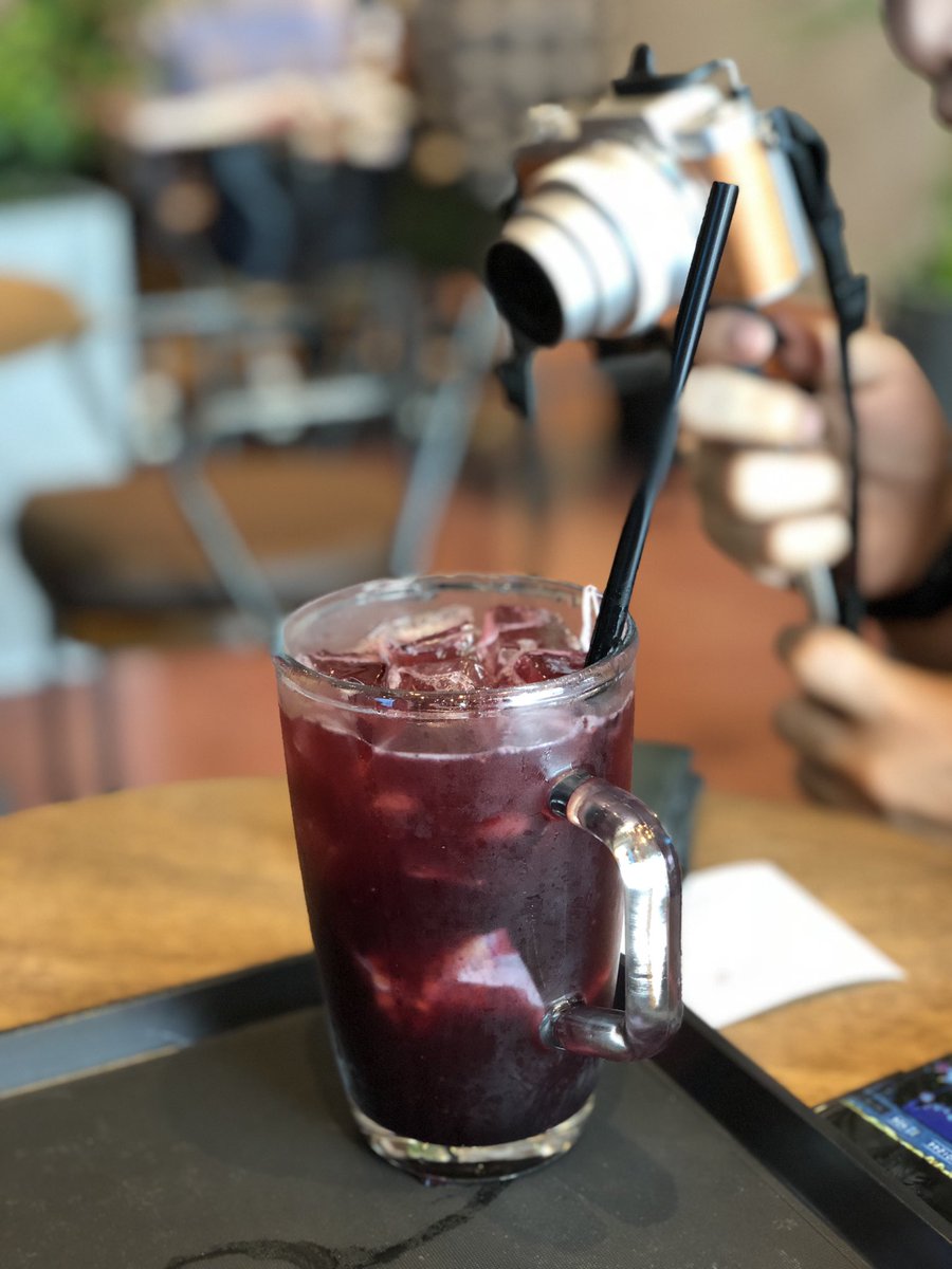 incredible_wang's tweet photo. รีวิว soulcup ร้านโอเคเลยอ่ะ บรรยากาศใช้ได้ แต่เครื่องดื่มธรรมดาไปอ่ะกับราคาที่ต้องเสีย อย่างกาแฟน้ำเอย ราคาค่อนข้างแพงนะบางอย่างก็ถูก ถ้าเป็นติ่งมานั่งมันก็จะเป็ยฟีลมานั่งฟังเพลงดูเอ็มวีไรงี้ ก็โอเคเหละ ขอแต้มบุญบันดาลไห้ฉันเจอ ศลปซีกคนที..... #jypnewbuilding #soulcup #jyp https://t.co/EFgcwXHnm3