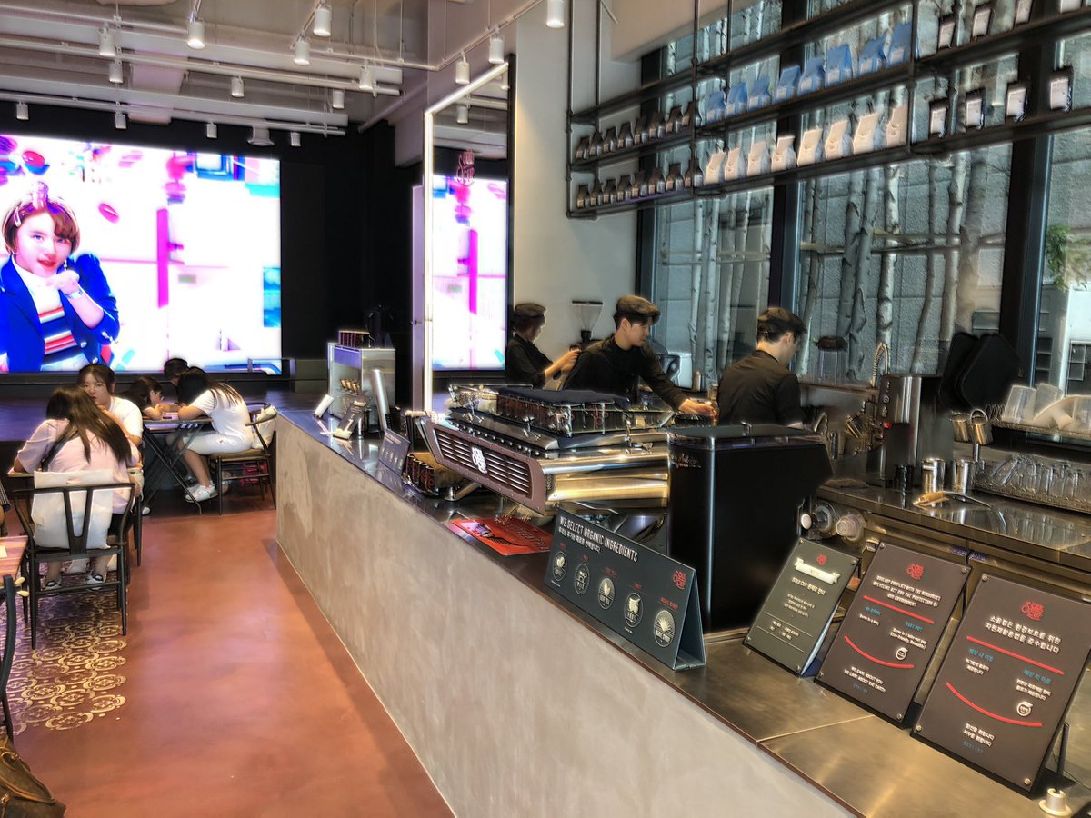 incredible_wang's tweet photo. รีวิว soulcup ร้านโอเคเลยอ่ะ บรรยากาศใช้ได้ แต่เครื่องดื่มธรรมดาไปอ่ะกับราคาที่ต้องเสีย อย่างกาแฟน้ำเอย ราคาค่อนข้างแพงนะบางอย่างก็ถูก ถ้าเป็นติ่งมานั่งมันก็จะเป็ยฟีลมานั่งฟังเพลงดูเอ็มวีไรงี้ ก็โอเคเหละ ขอแต้มบุญบันดาลไห้ฉันเจอ ศลปซีกคนที..... #jypnewbuilding #soulcup #jyp https://t.co/EFgcwXHnm3