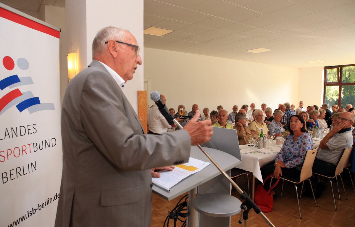 KlausBoeger's tweet photo. 50 Jahre nach den Olympischen Spielen von 1968 trafen sich 60 Medaillengewinner von damals zu einem Wiedersehen in Berlin. Gemeinsam mit dem DOSB hatten wir sie zu einem Empfang während der Leichtathletik-EM im Olympiapark eingeladen. Mit dabei auch Schwimmlegende Roland Matthes. https://t.co/OlJ8TLxF24