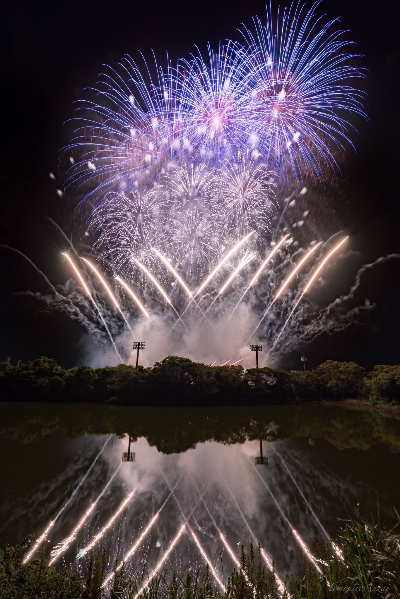 ともやん 海老師 東海村のリフレクション花火ヾ ๑ ﾉ 阿漕ヶ浦公園にて行われた18東海 まつり 今年も風向きが会場側に吹いていたので今回は沼側から撮影してみました 大きいお祭りではないけれど花火の見応えは最高です 行ったときない人は