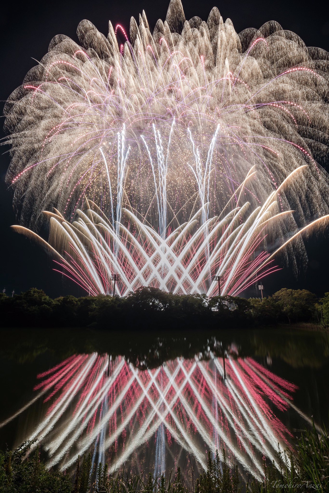 ともやん 海老師 東海村のリフレクション花火ヾ ๑ ﾉ 阿漕ヶ浦公園にて行われた18東海 まつり 今年も風向きが会場側に吹いていたので今回は沼側から撮影してみました 大きいお祭りではないけれど花火の見応えは最高です 行ったときない人は