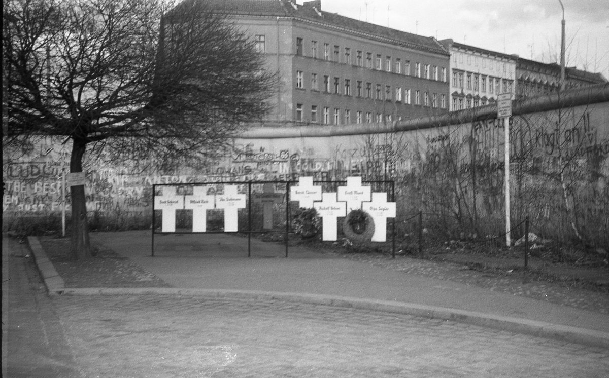 GregHands's tweet photo. The Berlin Wall went up on this day #OTD in 1961. Thankfully, it's now been down longer than it was ever up, but still a reminder of the tyranny of Soviet socialism. My photos from March 1987. The white crosses mark some of the 239 deaths, ranging from 1yr old to 80yrs old. https://t.co/Ua8cdmOiQc