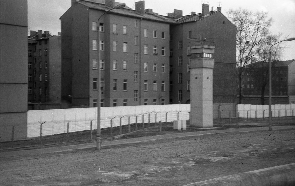 GregHands's tweet photo. The Berlin Wall went up on this day #OTD in 1961. Thankfully, it's now been down longer than it was ever up, but still a reminder of the tyranny of Soviet socialism. My photos from March 1987. The white crosses mark some of the 239 deaths, ranging from 1yr old to 80yrs old. https://t.co/Ua8cdmOiQc