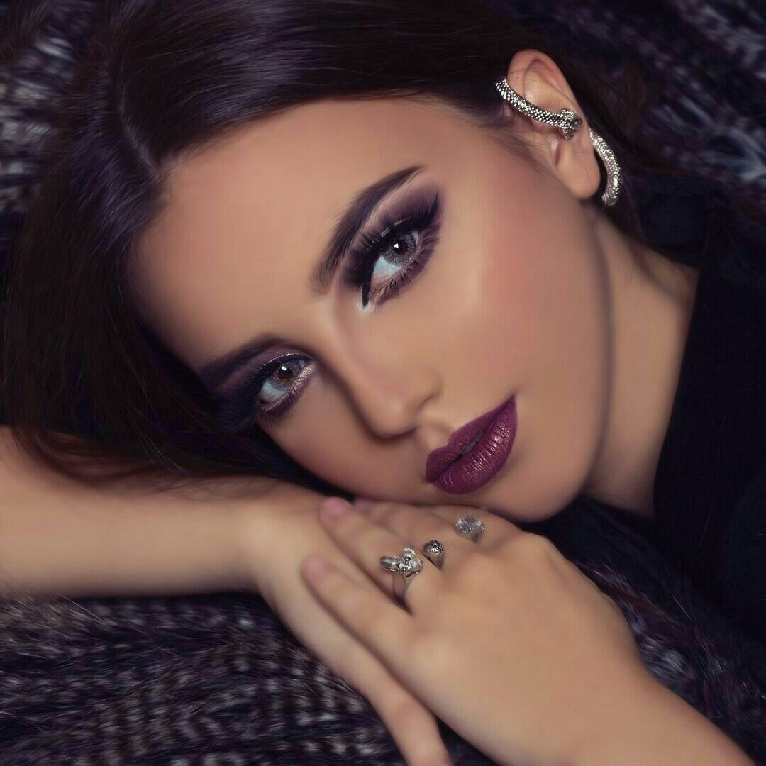 طبعي صامت ولكِن دآخِلي لغَه
     لآ يقراهآ إلا مَن رافقني
             بصدق .