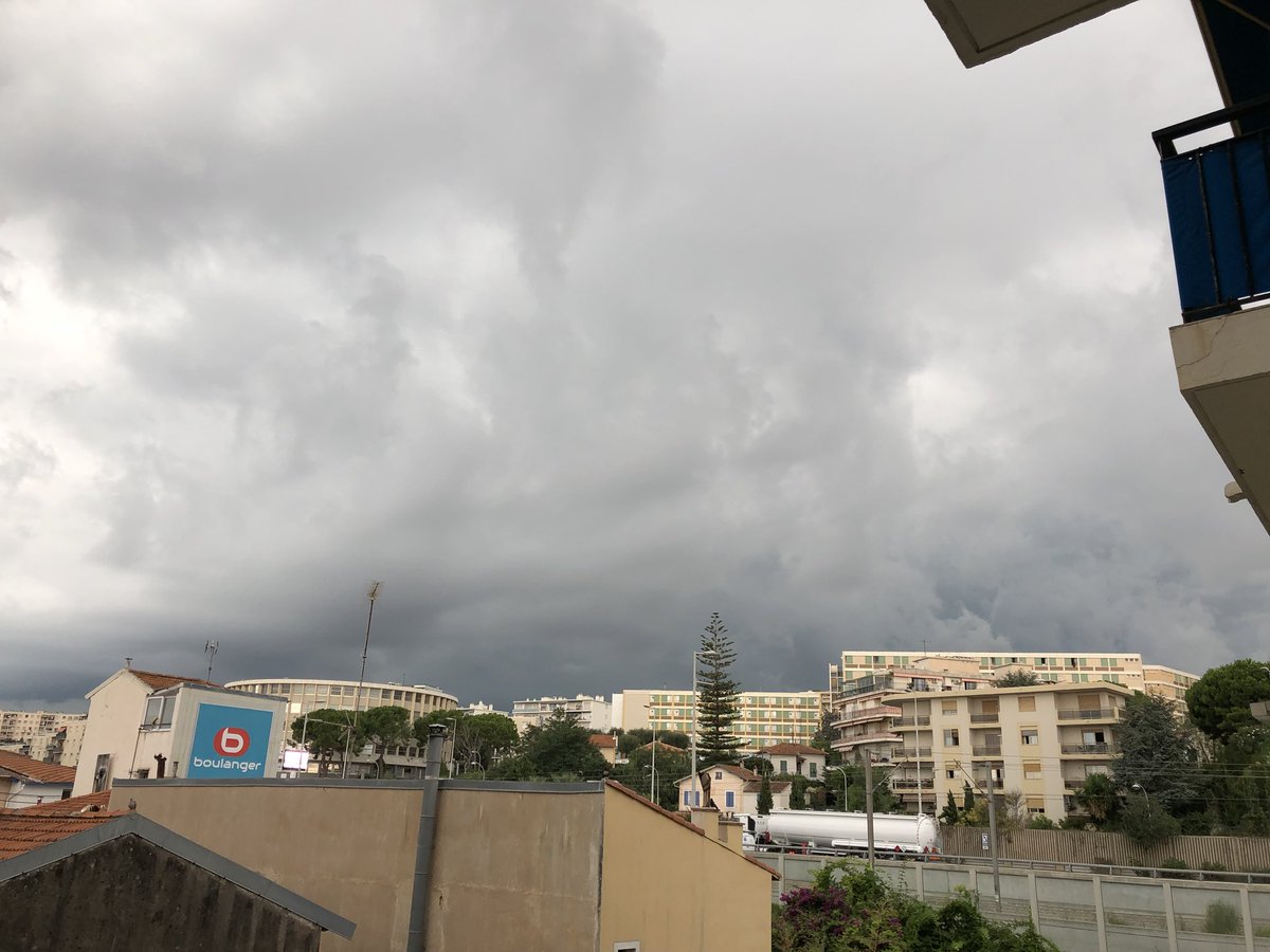 soccacabana's tweet photo. Ça sent l #orage bien costaud #nice06 petit point #meteonice sortez les parapluies ☔️ https://t.co/DxoKLhok5s