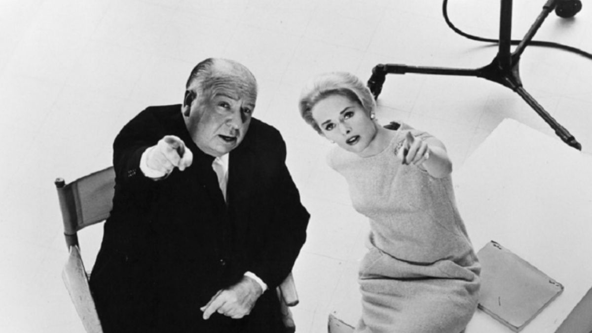 Hoy se cumplen 119 años del nacimiento de ALFRED HITCHCOK: de los directores ➕ destacados de la hª. Pionero en técnicas que caracterizan al suspense y al psicothriller, dirigió ➕ de 50 cintas. Reconocido como mejor cineasta británico, el cine moderno habría sido otro sin él.