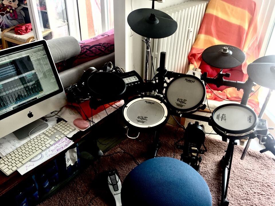 Audiofono's tweet photo. Sunday ☀️ si va al mare?..... no si studia! #Estate #italiasong #groove #fantastic #drummer #likeforfollow #band #Audiofono #musica #composer #recordingstudio #studio https://t.co/GEUC9Pninn