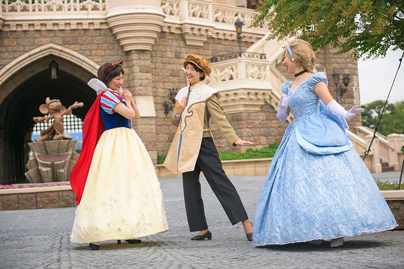 Uzivatel 東京ディズニーリゾートpr 公式 Na Twitteru 予約受付がスタート ディズニー仮装プラス では みなさんが ディズニーキャラクターになりきれるように 振る舞いやポーズを案内役のキャストがサポート 仮装が映える場所でポーズをきめて写真を撮っ