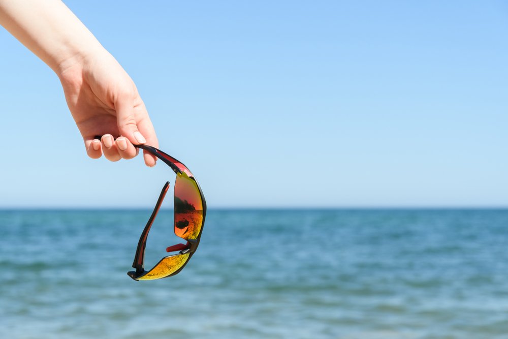eclipsun_shop's tweet photo. ¡Hoy es el día de los zurdos! ¿Con qué mano coges  las gafas? https://t.co/6x1fjsro2H
